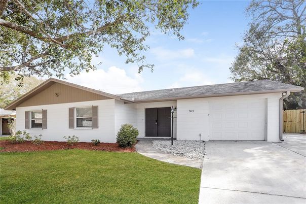 Attached, Exterior, Facade, Ranch