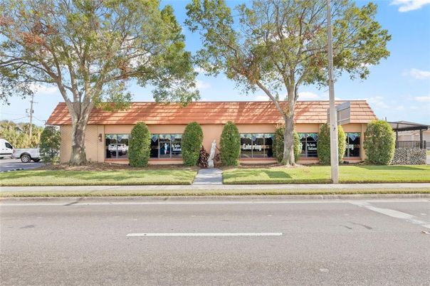 Exterior, Facade, Ranch