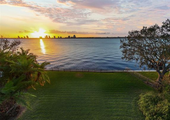 Exterior, Lake