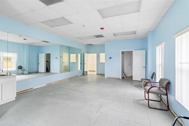 Empty room, Interior