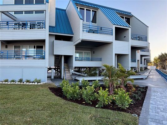 Exterior, Facade, Rowhouse