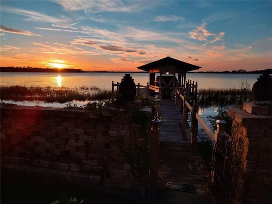Exterior, Lake