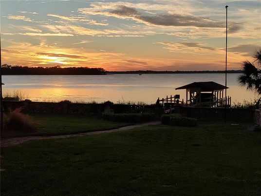 Exterior, Lake