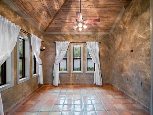 Empty room, Interior, Wooden Ceilings