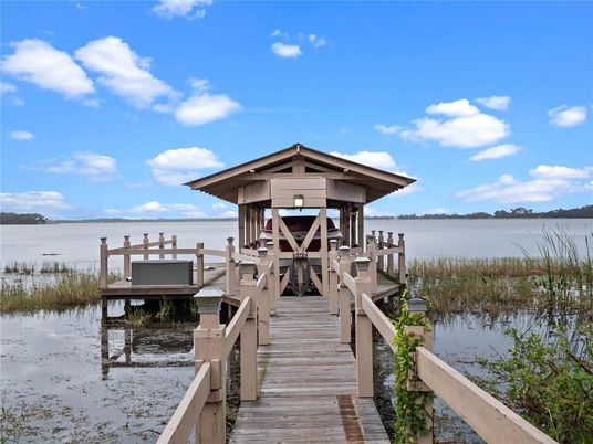 Exterior, Lake
