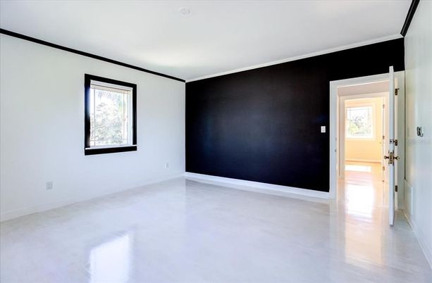 Empty room, Interior