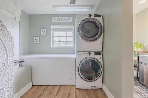 Interior, Utility Closets, Washer, Wood Texture Flooring