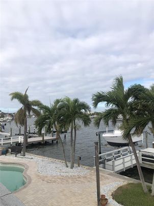Exterior, Lake