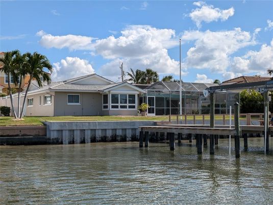 Exterior, Lake