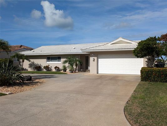 Attached, Exterior, Facade, Ranch