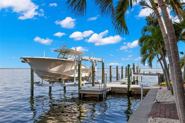 Exterior, Lake