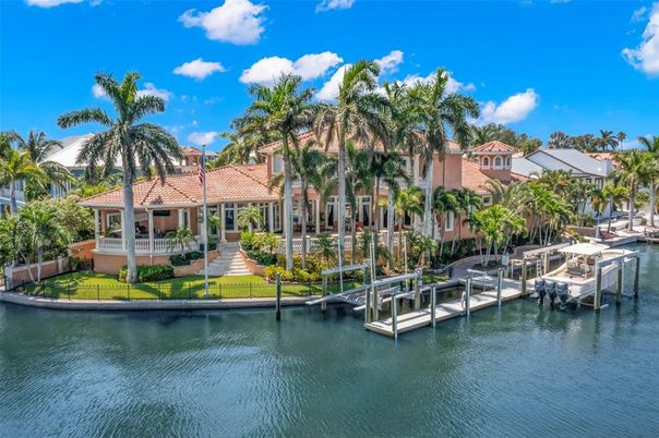 Exterior, Lake