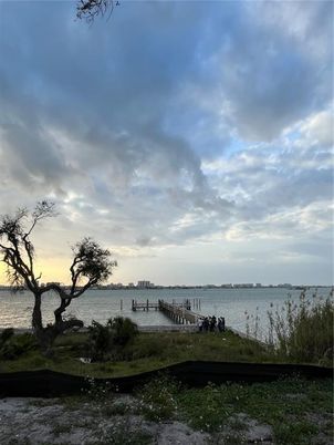 Exterior, Lake