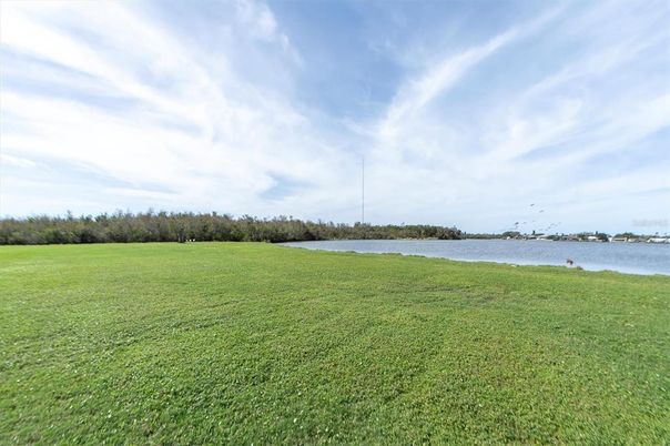 Exterior, Lake
