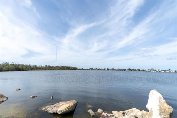 Exterior, Lake