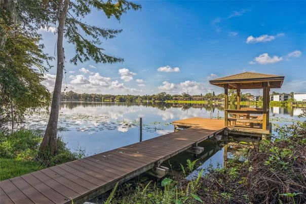 Exterior, Lake