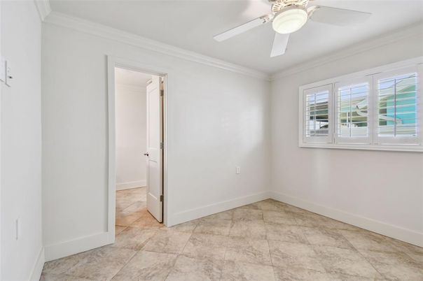 Empty room, Interior