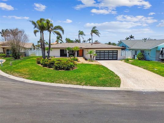 Attached, Exterior, Facade, Ranch