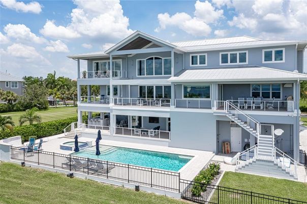 Exterior, Facade, Pool, Farmhouse