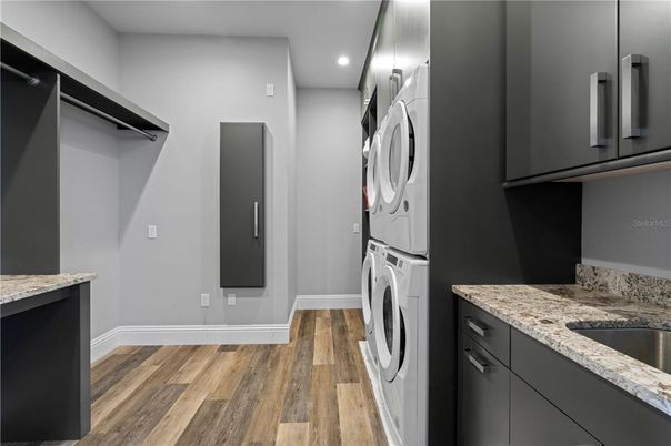 Interior, Recessed Lighting, Washer, Wood Texture Flooring