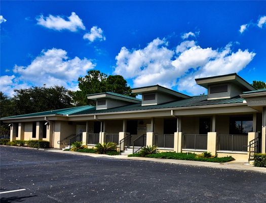 Exterior, Facade, Modern