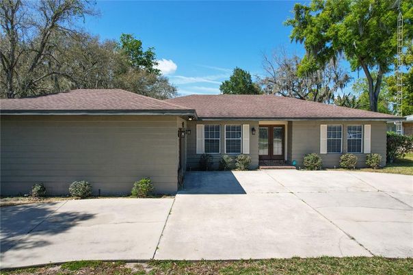 Exterior, Facade, Ranch