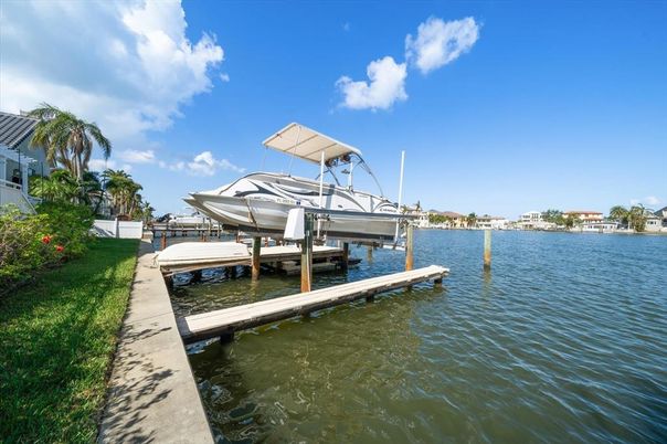 Exterior, Lake