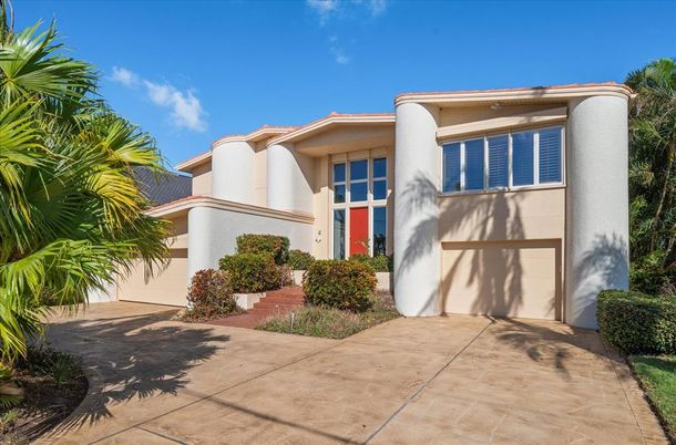 Attached, Exterior, Facade, Mediterranean