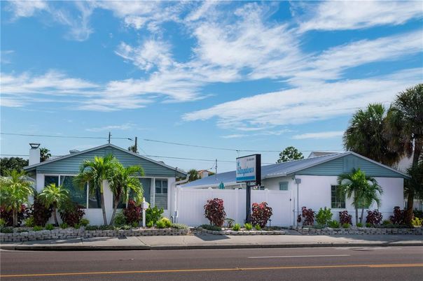 Exterior, Facade, Ranch