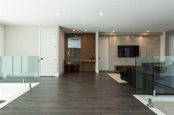 Interior, Recessed Lighting, Wood Texture Flooring