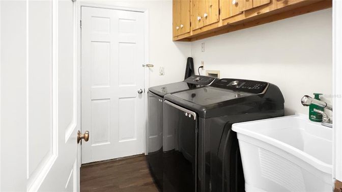 Interior, Washer, Wood Texture Flooring
