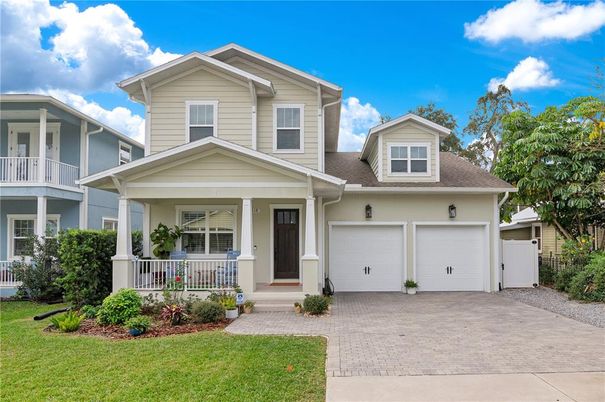 Attached, Exterior, Facade, American Craftsman