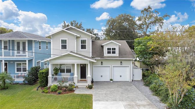 Attached, Exterior, Facade, American Craftsman
