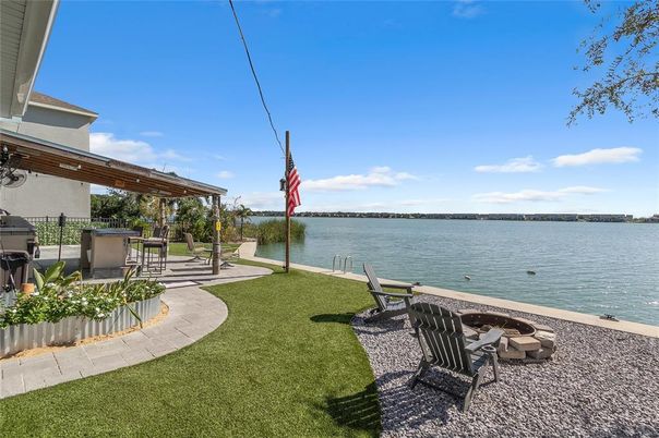 Exterior, Lake