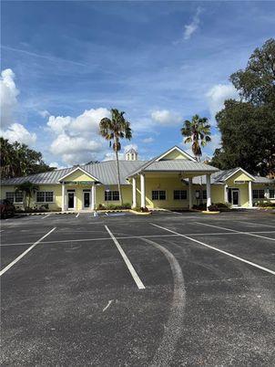 Exterior, Facade, Ranch
