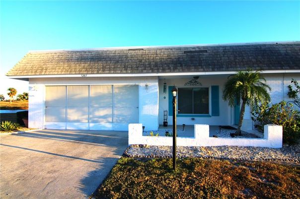 Attached, Exterior, Facade, Ranch