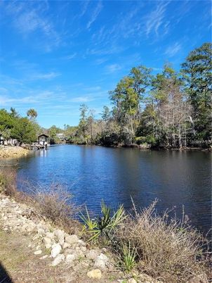 Exterior, Lake