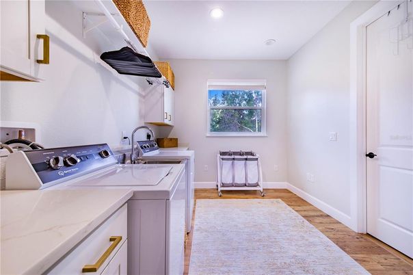 Interior, Recessed Lighting, Washer, Wood Texture Flooring