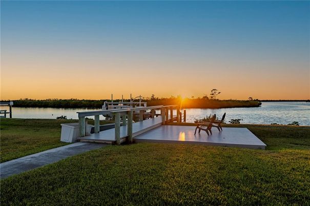 Exterior, Lake