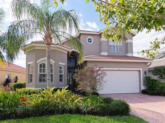 Attached, Exterior, Facade, Mediterranean