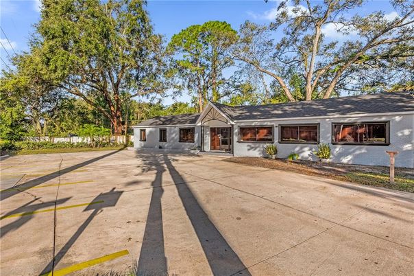 Exterior, Facade, Ranch