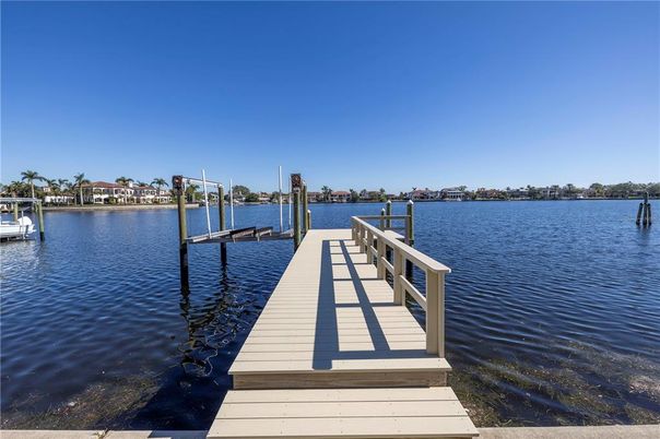 Exterior, Lake