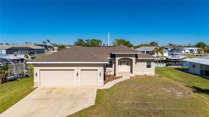 Attached, Exterior, Facade, Ranch