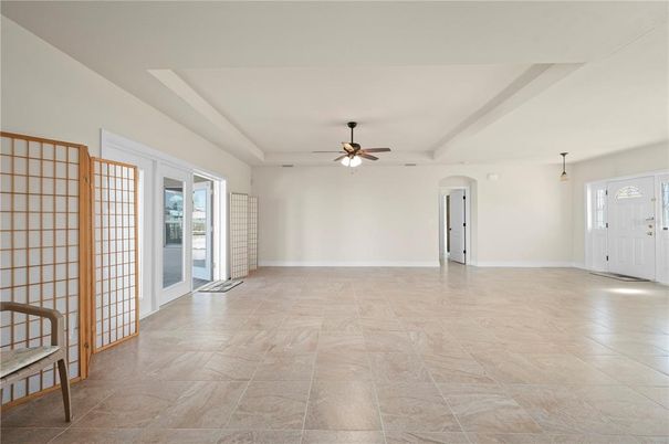 Empty room, Interior