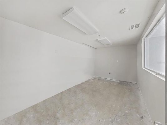 Empty room, Interior