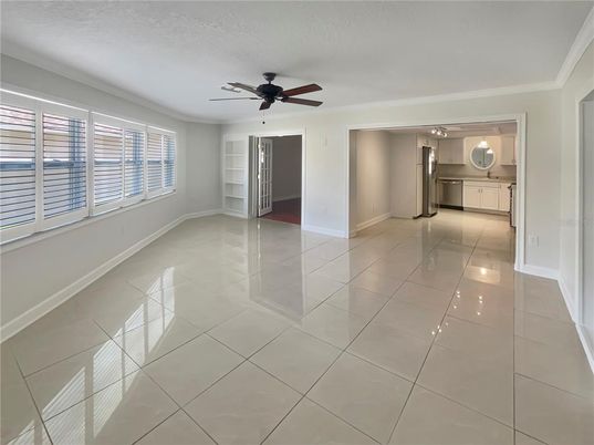 Empty room, Interior