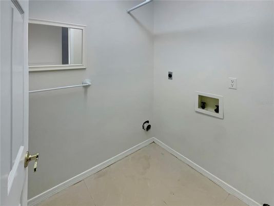 Empty room, Interior