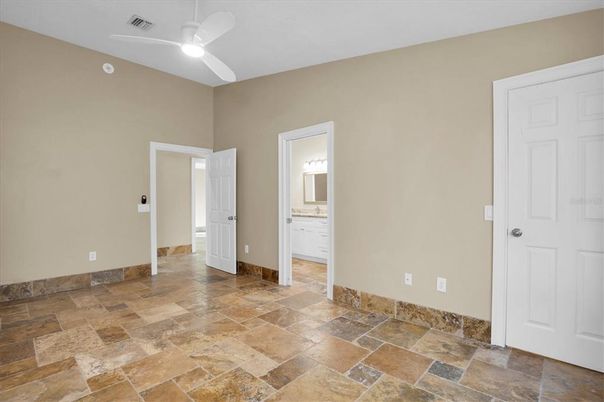 Empty room, Interior