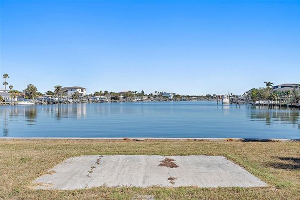 Exterior, Lake