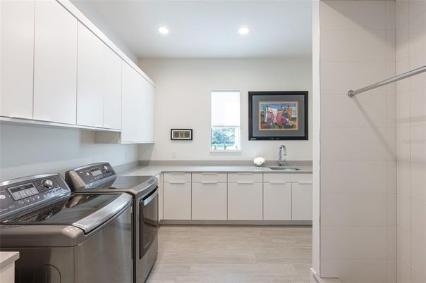 Interior, Recessed Lighting, Washer, Wood Texture Flooring